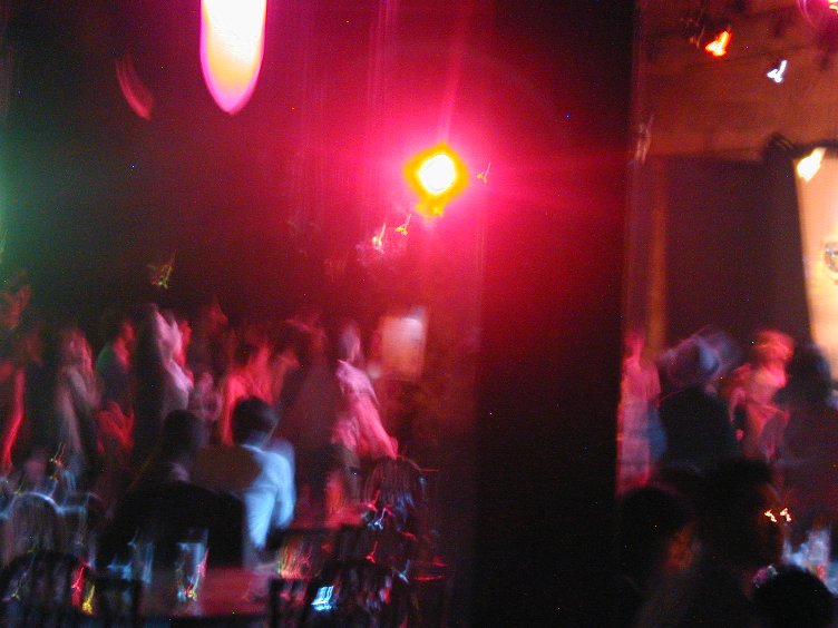 踊って、歌って盛り上がりたい人は……。